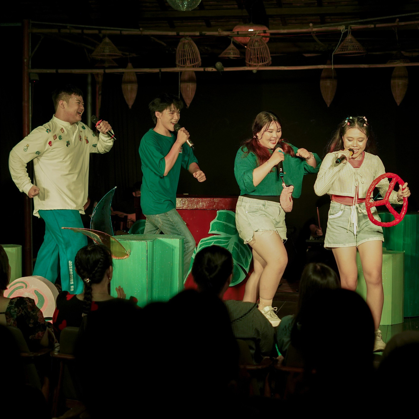 “Những hồi ức đẹp đẽ và hạnh phúc thời thơ ấu sẽ là liều thuốc giúp ta xóa tan những vết thương hằn chai khi trưởng thành”, Thanh Trà bày tỏ.