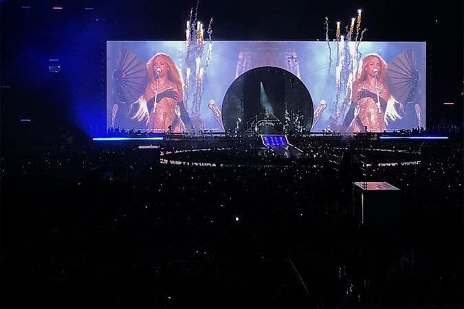 Các đêm diễn của Renaissance World Tour nằm trong những vị trí đứng đầu danh sách Những buổi hòa nhạc có số lượng người tham dự nhiều nhất của một nghệ sĩ solo. Các đêm diễn của Renaissance World Tour nằm trong những vị trí đứng đầu danh sách Những buổi hòa nhạc có số lượng người tham dự nhiều nhất của một nghệ sĩ solo.