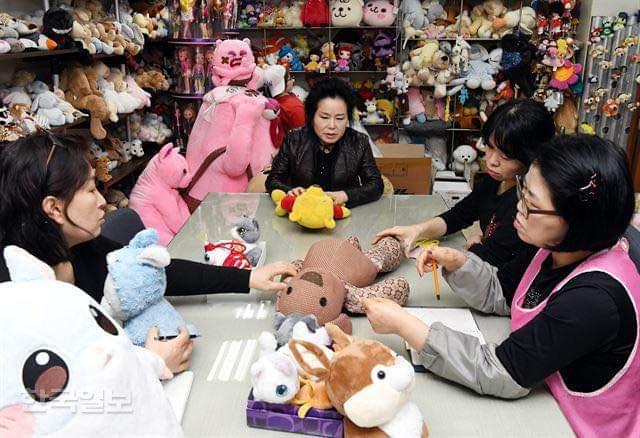 Các bác sĩ trong “ca phẫu thuật” chỉnh sửa ngoại hình cho bạn thú bông. (Ảnh: FB Thông tin Hàn Quốc) Các bác sĩ trong “ca phẫu thuật” chỉnh sửa ngoại hình cho bạn thú bông. (Ảnh: FB Thông tin Hàn Quốc)