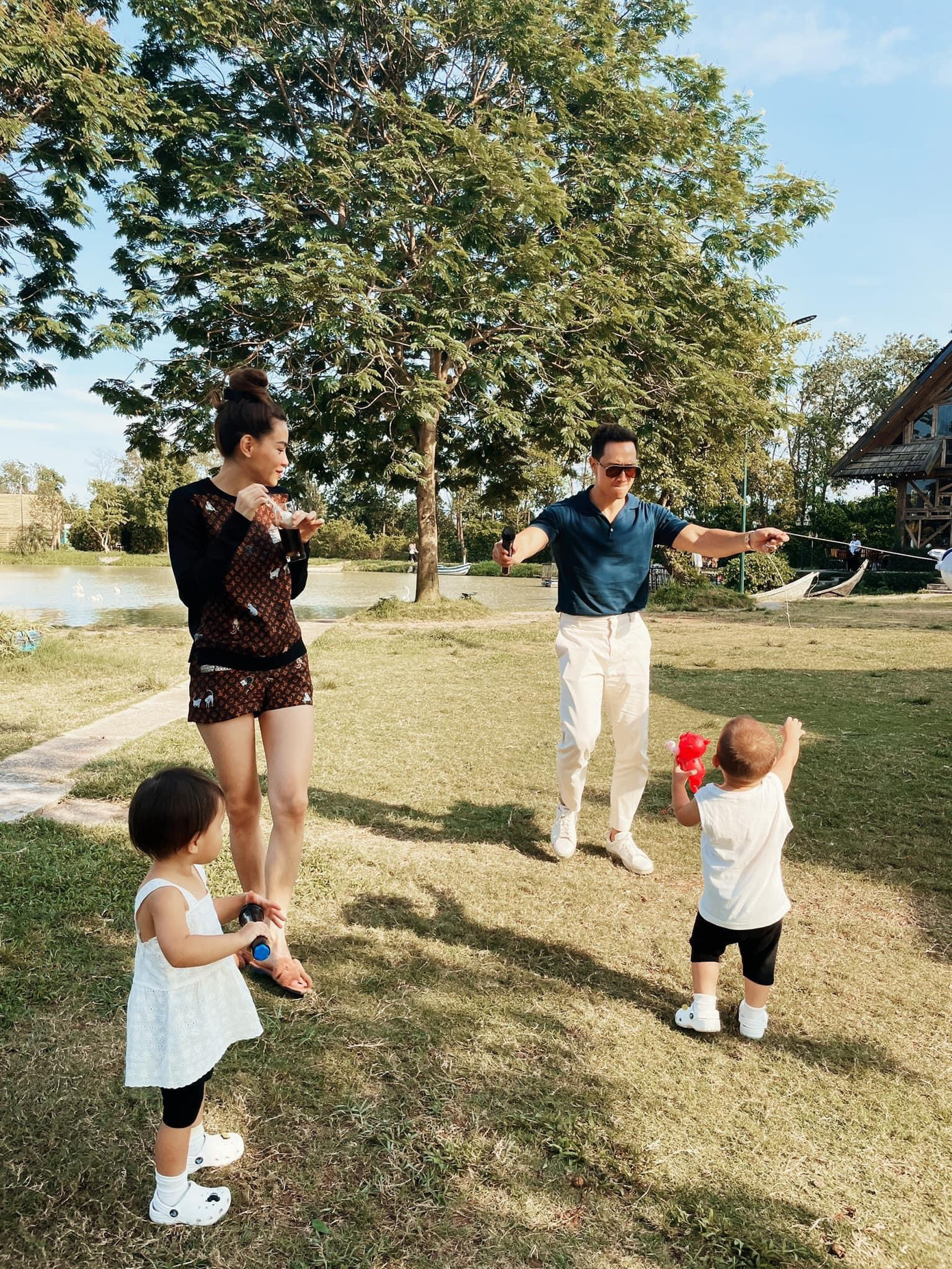 Gia đình Lisa và Leon luôn nhận được sự quan tâm từ người hâm mộ.