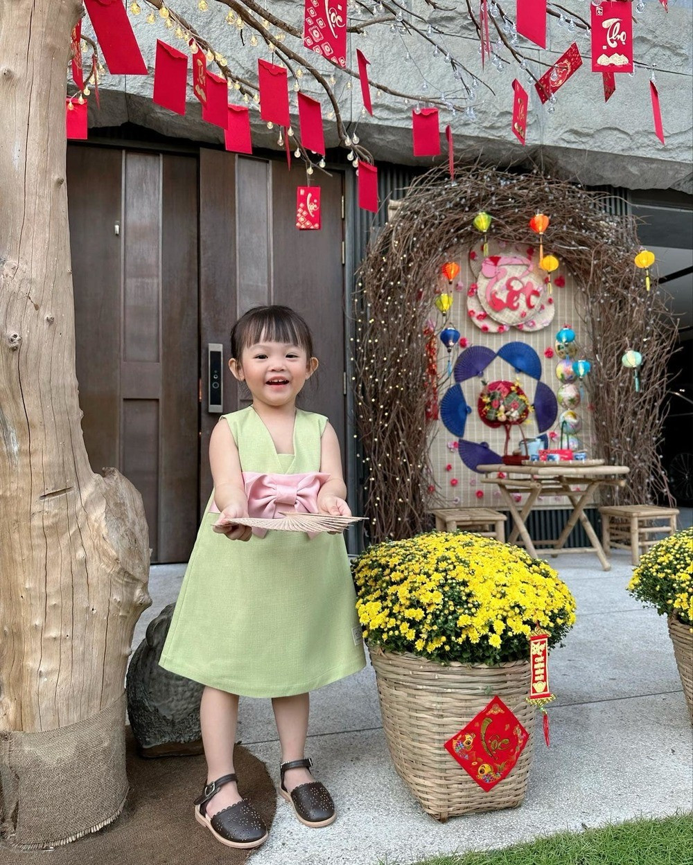 Bé Suchin thích thú với đồ trang trí Tết nhà mình.