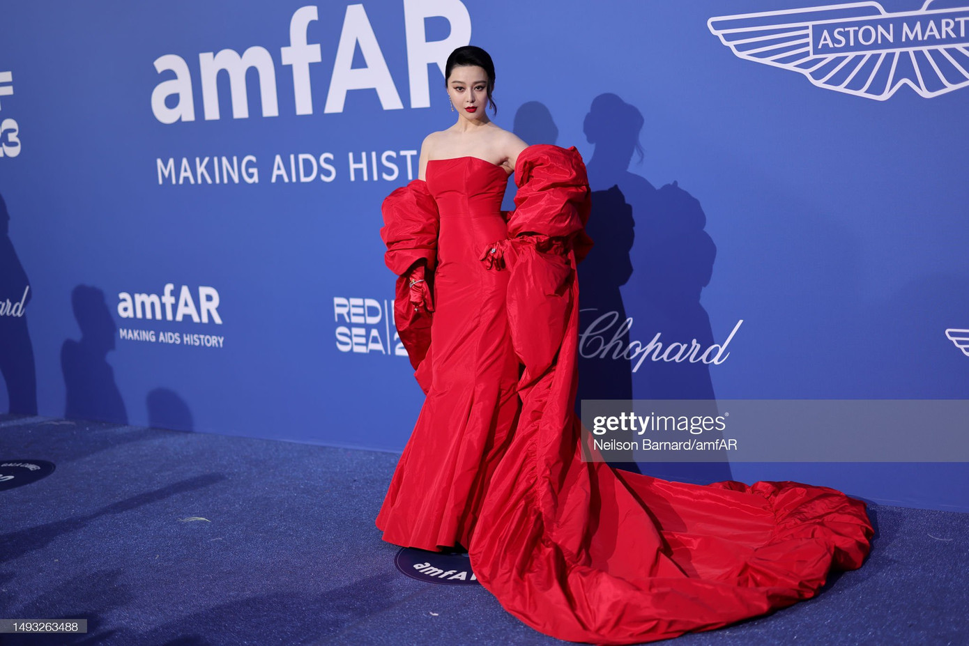 Tạo hình nổi bật khác của Phạm Băng Băng khi tham dự The amfAR Cannes Gala.