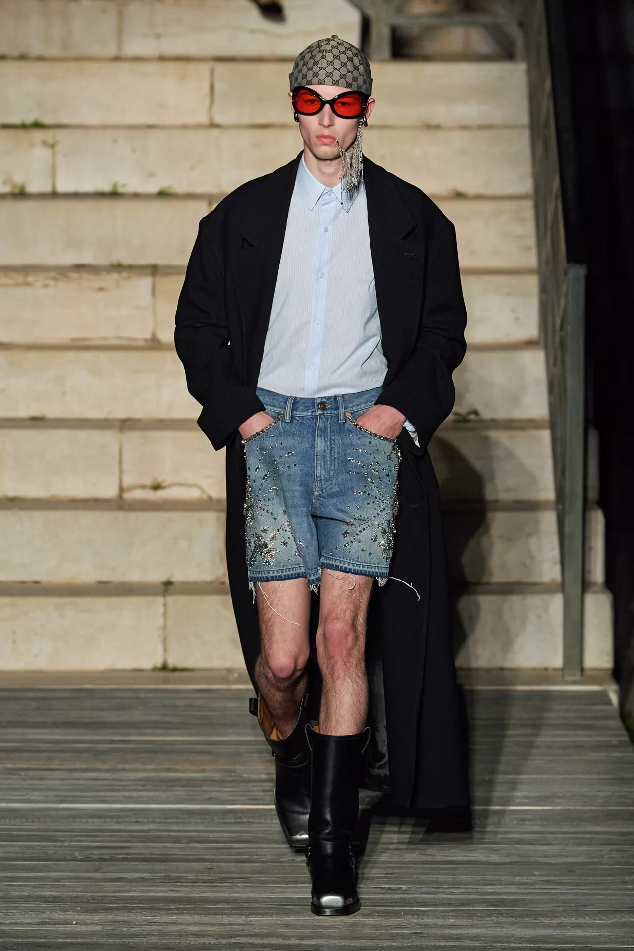 Tạo hình ấn tượng với jort (quần denim lửng) trong BST Gucci Resort 2023.