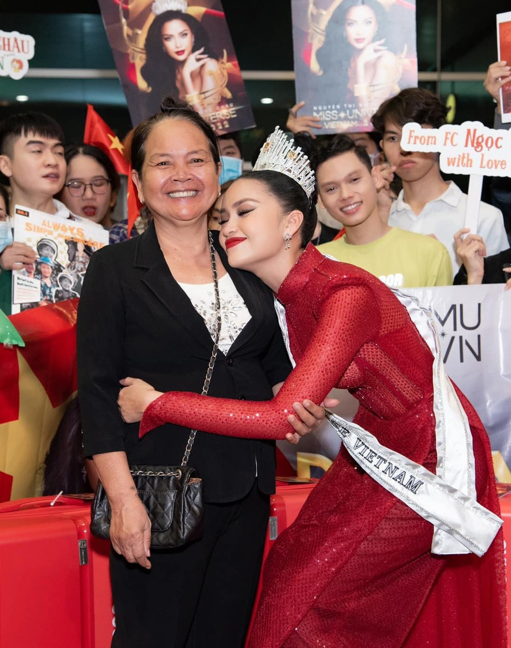 Chiếc &quot;áo vía&quot; một lần nữa &quot;theo chân&quot; Ngọc Châu tới Mỹ.