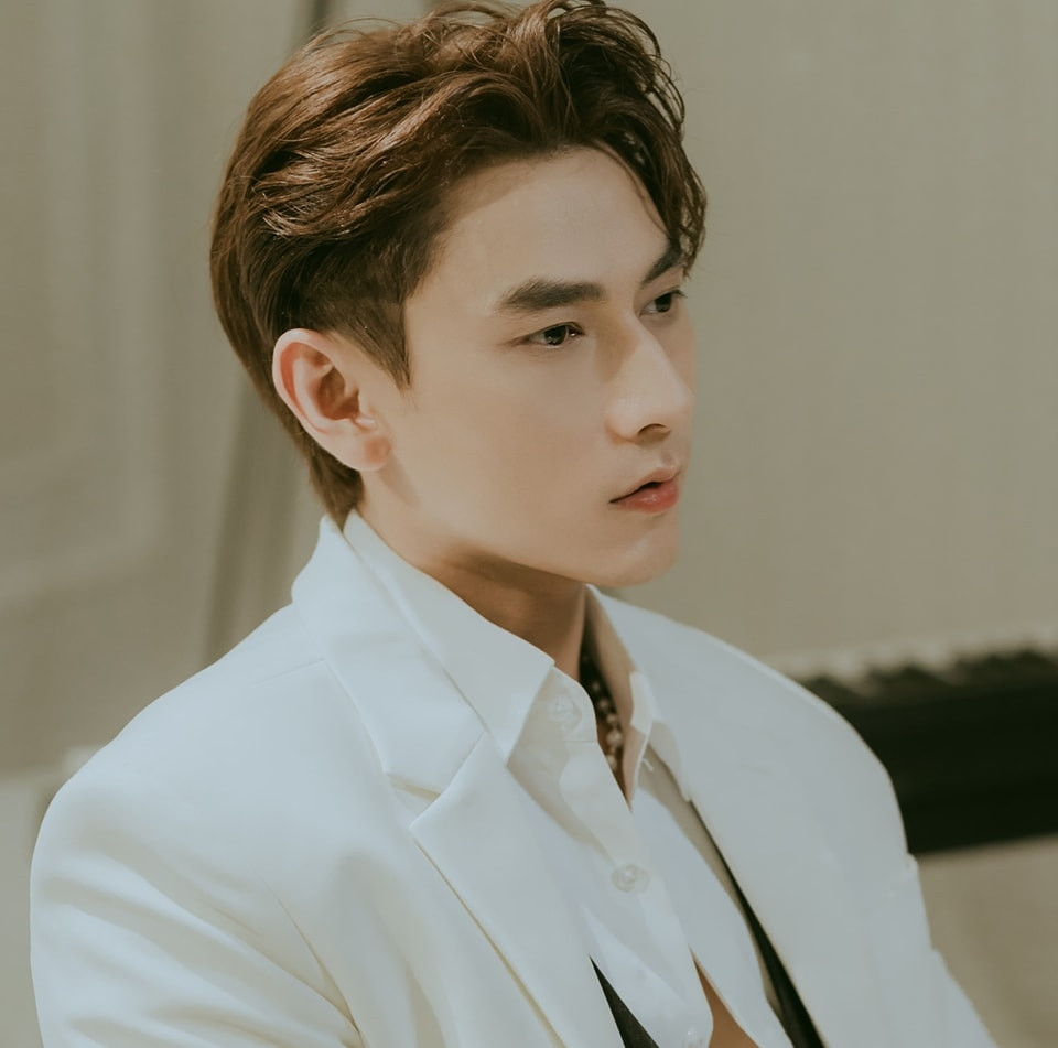 Isaac từng được bạn diễn Diệu Nhi nhận xét là nghiêm túc và có phần khó tính.