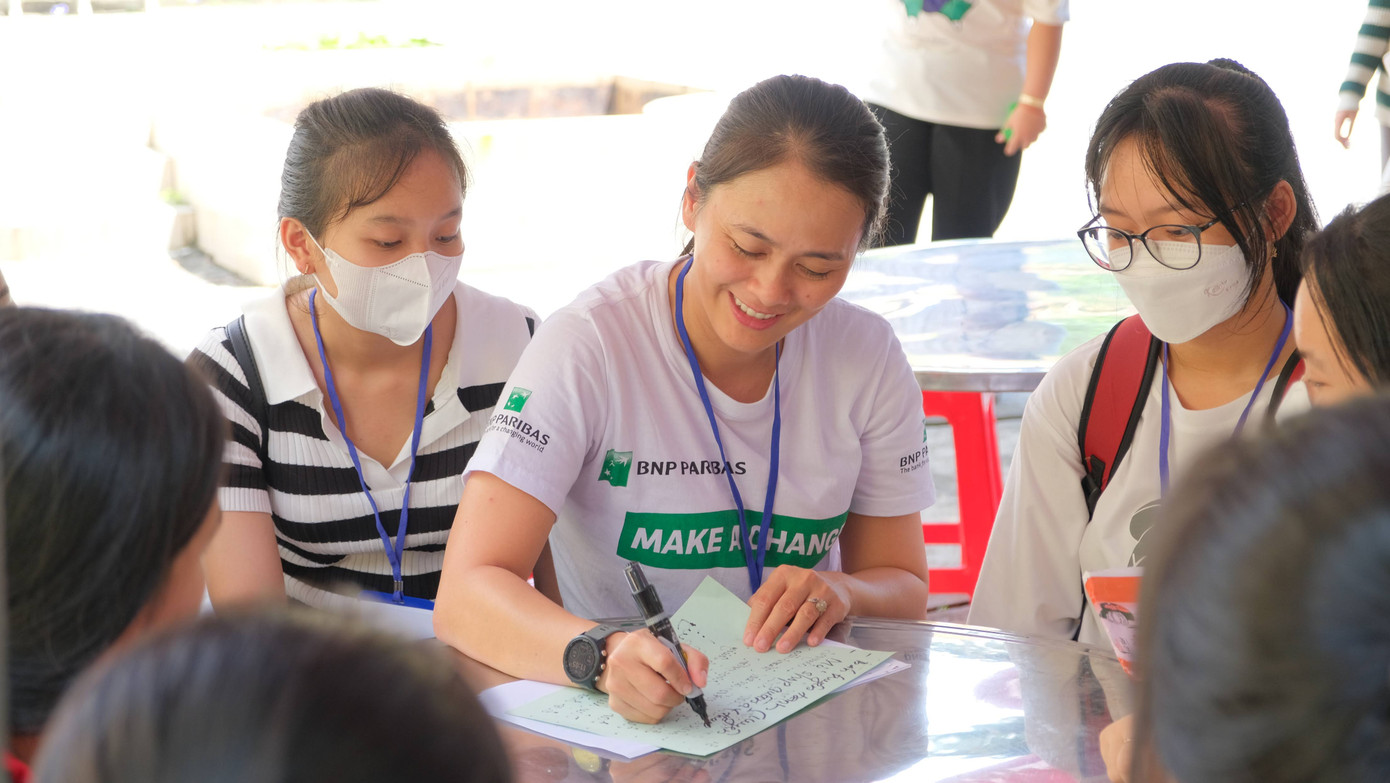 Các nữ sinh được hướng dẫn thực hiện dự án xã hội.