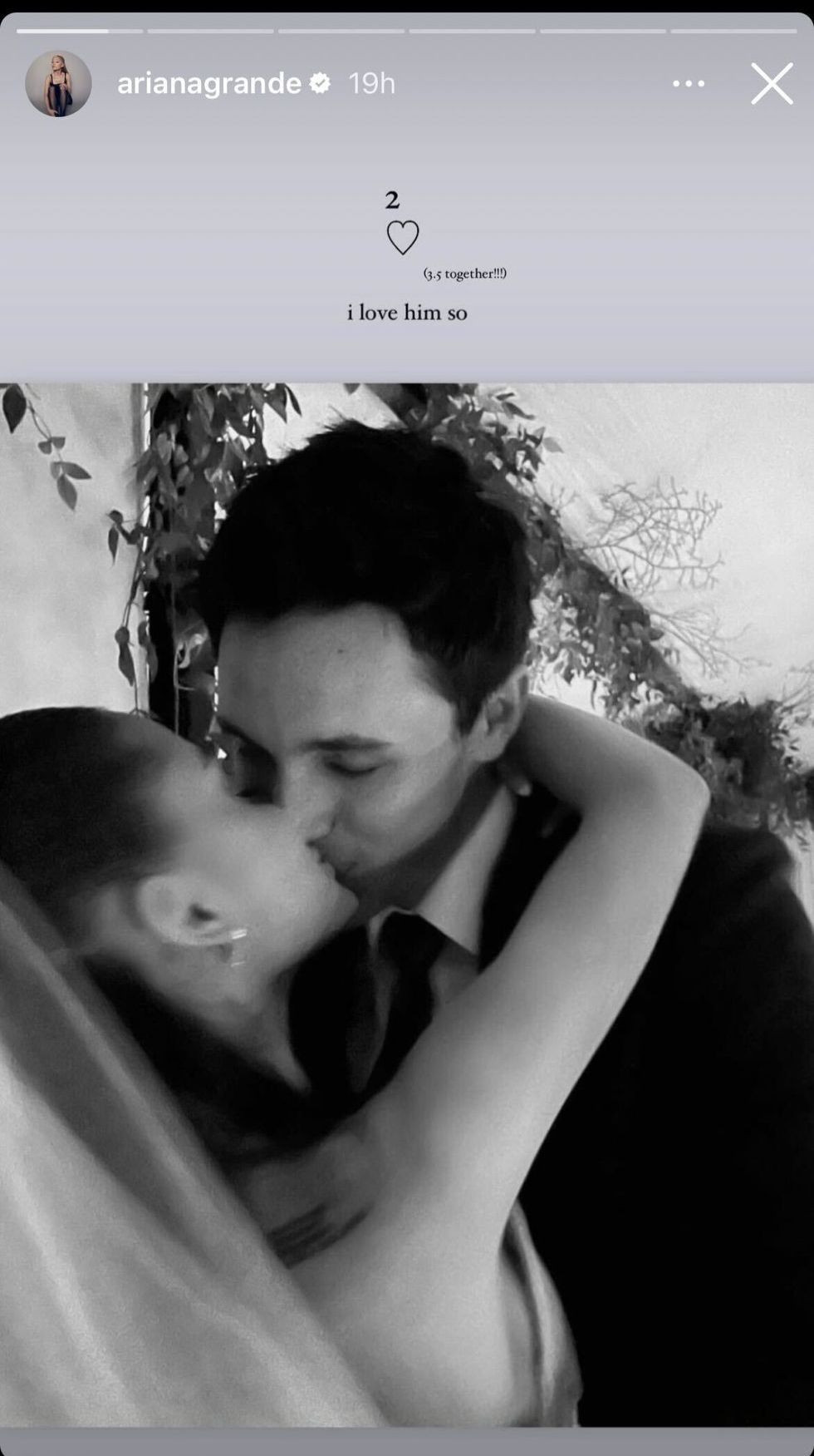 Ariana Grande kỷ niệm 2 năm ngày cưới với Dalton Gomez.