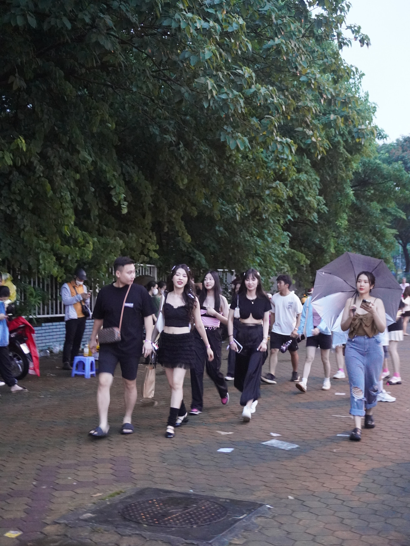 Lựa chọn phối áo crop-top với quần ống hộp được nhiều người hâm mộ &quot;ưu ái&quot;. Đây là combo vừa tôn dáng người mặc vừa năng động, phù hợp để di chuyển trong buổi concert.