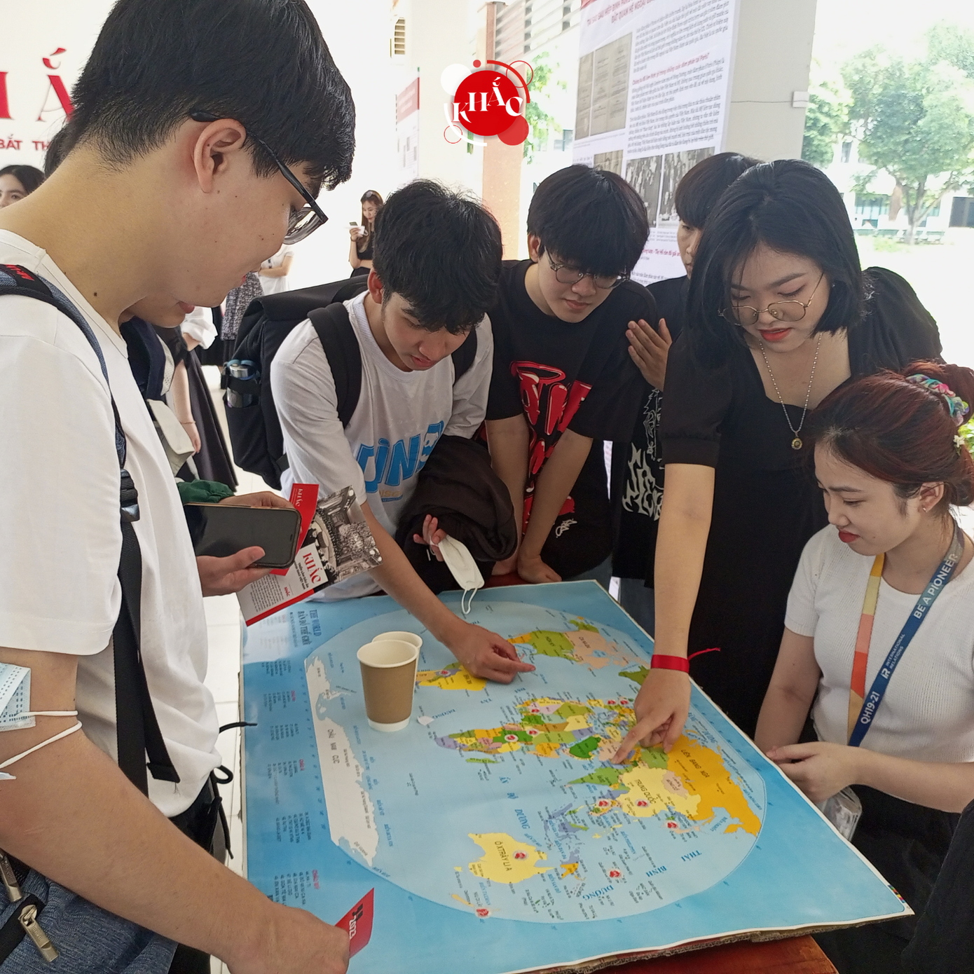 Các bạn sinh viên hào hứng tham gia các trò chơi thú vị được chuẩn bị từ Ban tổ chức.