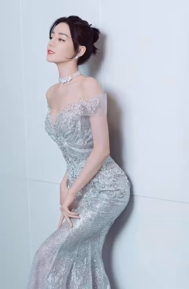 "Mỹ nhân Tân Cương" hút hồn cùng khí chất "tiên tử" trong thiết kế của thương hiệu Việt.