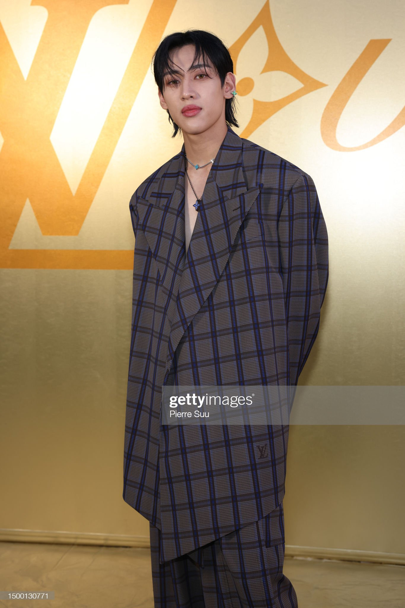 Bam Bam bảnh bao trong bộ suit màu trầm. Bam Bam bảnh bao trong bộ suit màu trầm.