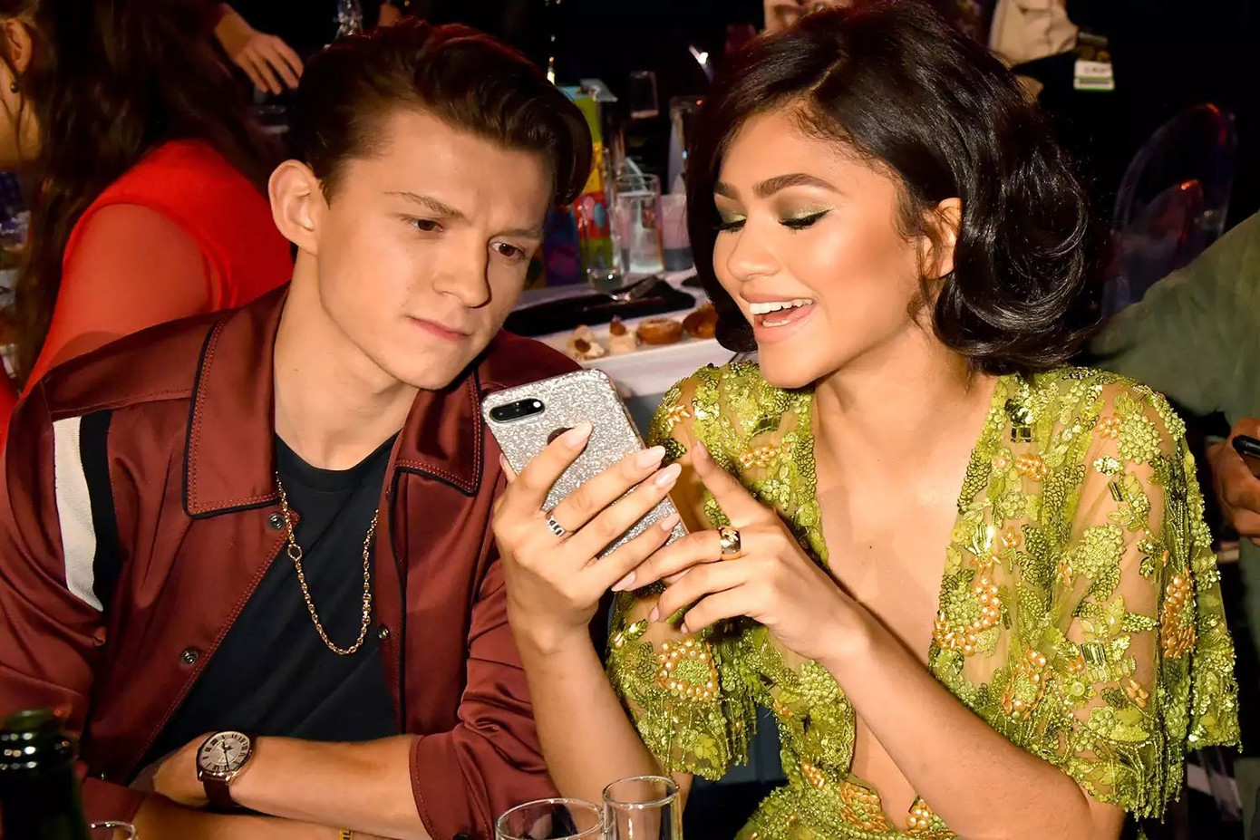 Tom Holland và Zendaya là cặp đôi nổi tiếng của Hollywood. Tom Holland và Zendaya là cặp đôi nổi tiếng của Hollywood.