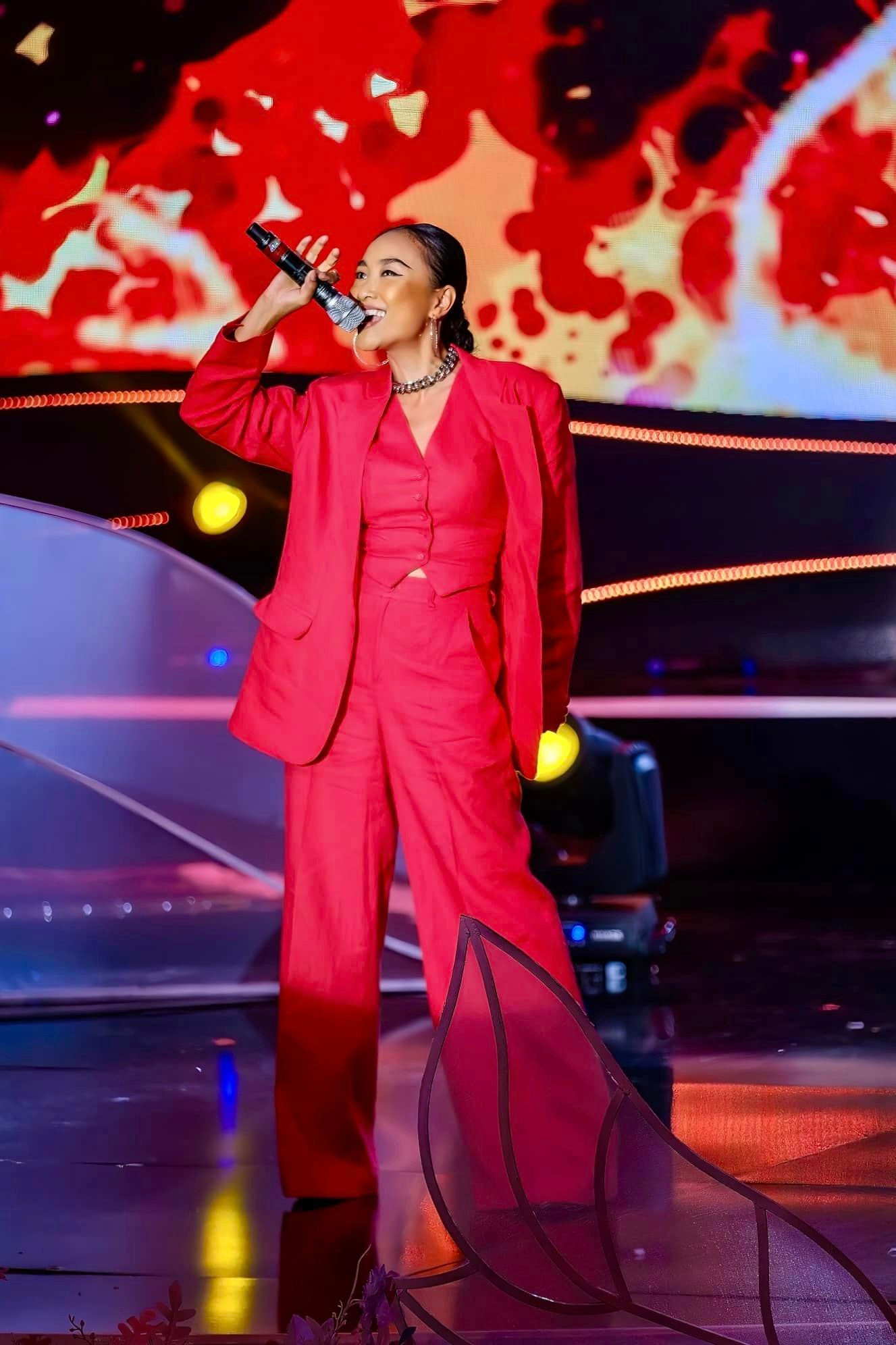 Giọng ca Guốc Mộc từng giành giải Bạc cuộc thi Bước nhảy hoàn vũ 2010.