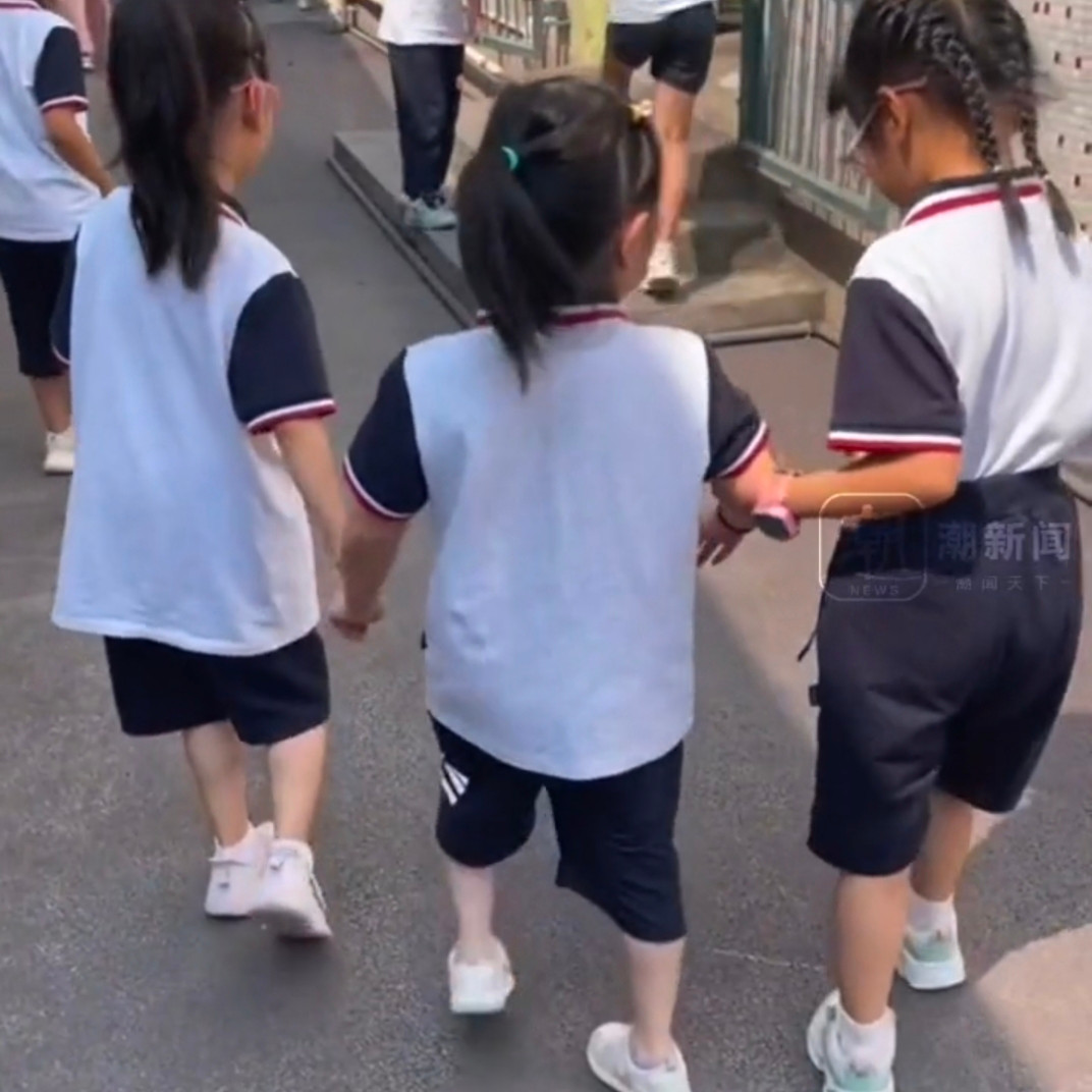 Hành động đẹp của các bé gái nhận được &quot;cơn mưa&quot; lời khen từ netizen.