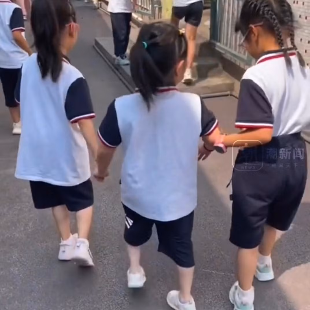 Hành động đẹp của các bé gái nhận được "cơn mưa" lời khen từ netizen. Hành động đẹp của các bé gái nhận được "cơn mưa" lời khen từ netizen.
