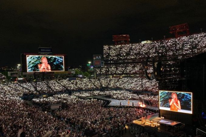 Theo một số nghiên cứu, The Eras Tour đã đóng góp trị giá 5 triệu USD (khoảng 119 tỷ VNĐ) cho nền kinh tế nước Mỹ. Theo một số nghiên cứu, The Eras Tour đã đóng góp trị giá 5 triệu USD (khoảng 119 tỷ VNĐ) cho nền kinh tế nước Mỹ.