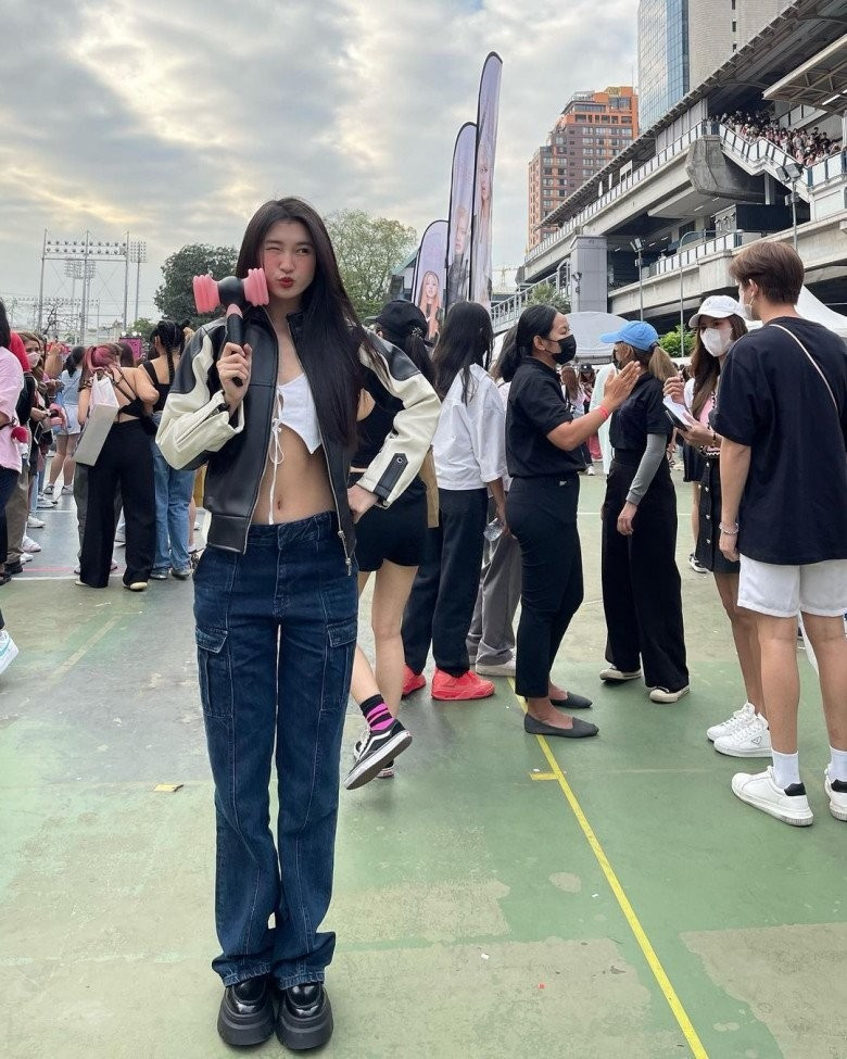 Tuy đơn giản nhưng visual của Á hậu Phương Nhi vẫn chiếm trọn spotlight.