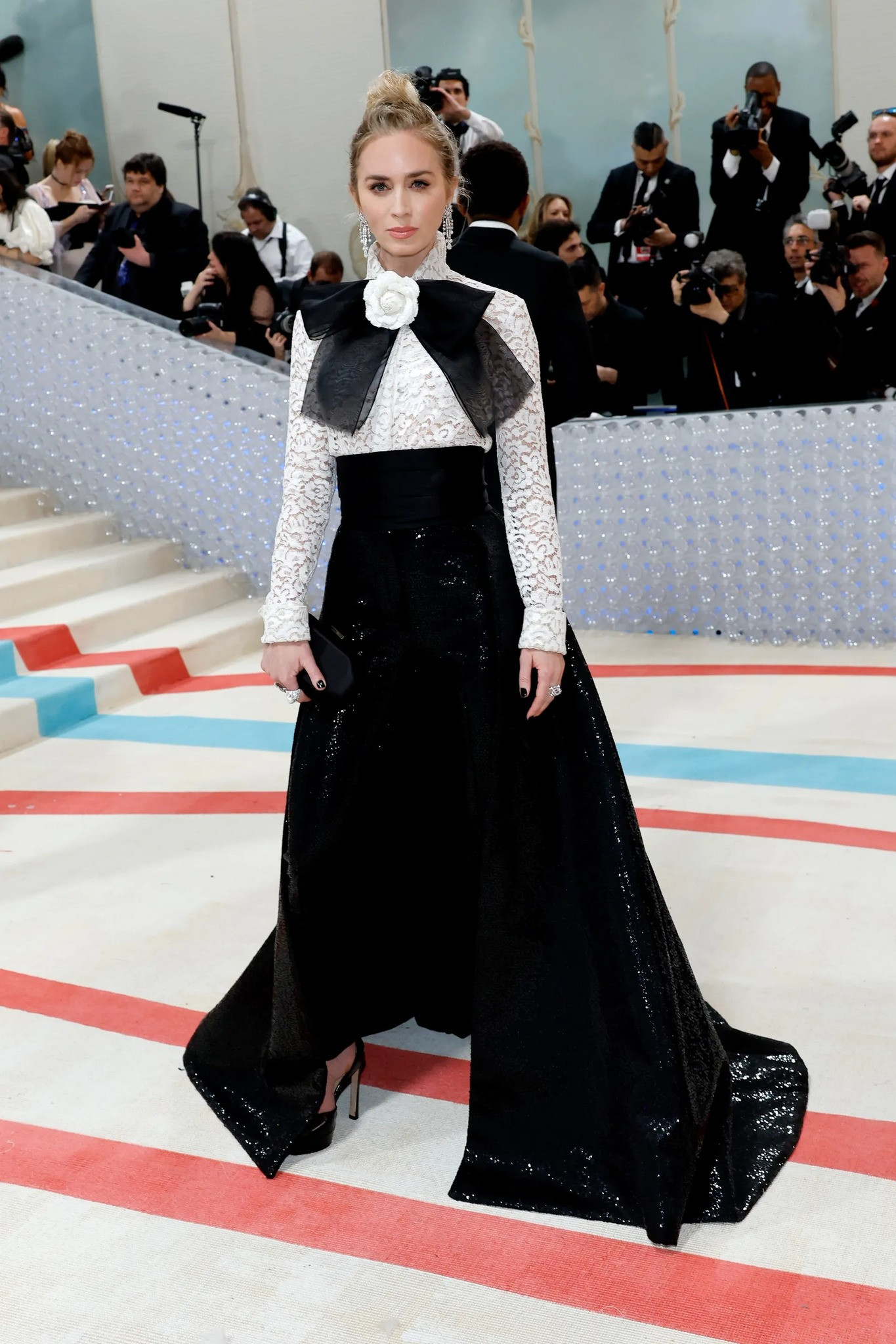 Emily Blunt và trang phục mang đâm tinh thần của nhà thiết kế quá cố Emily Blunt và trang phục mang đâm tinh thần của nhà thiết kế quá cố