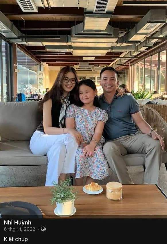 Trong những chuyến đi chơi, bạn trai Ý Nhi là người chụp ảnh cho cô nàng và người nhà.