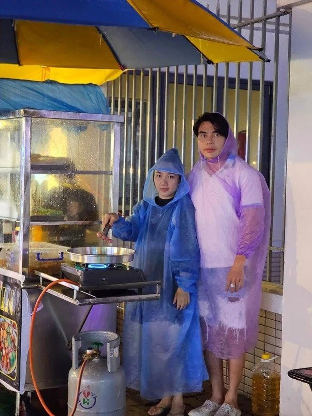 Là diễn viên nổi tiếng nhưng Lê Dương Bảo Lâm không ngại bán hàng vỉa hè cùng bà xã.