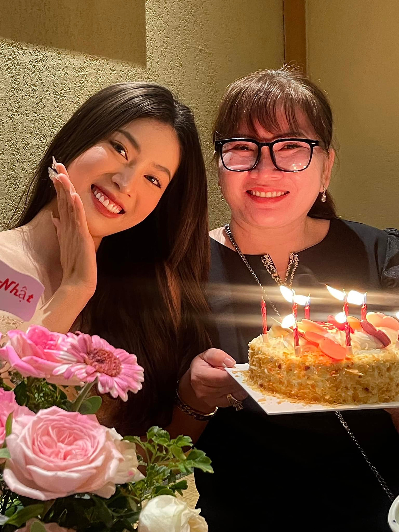 Á hậu Ngọc Thảo đọ dáng cùng mẹ.