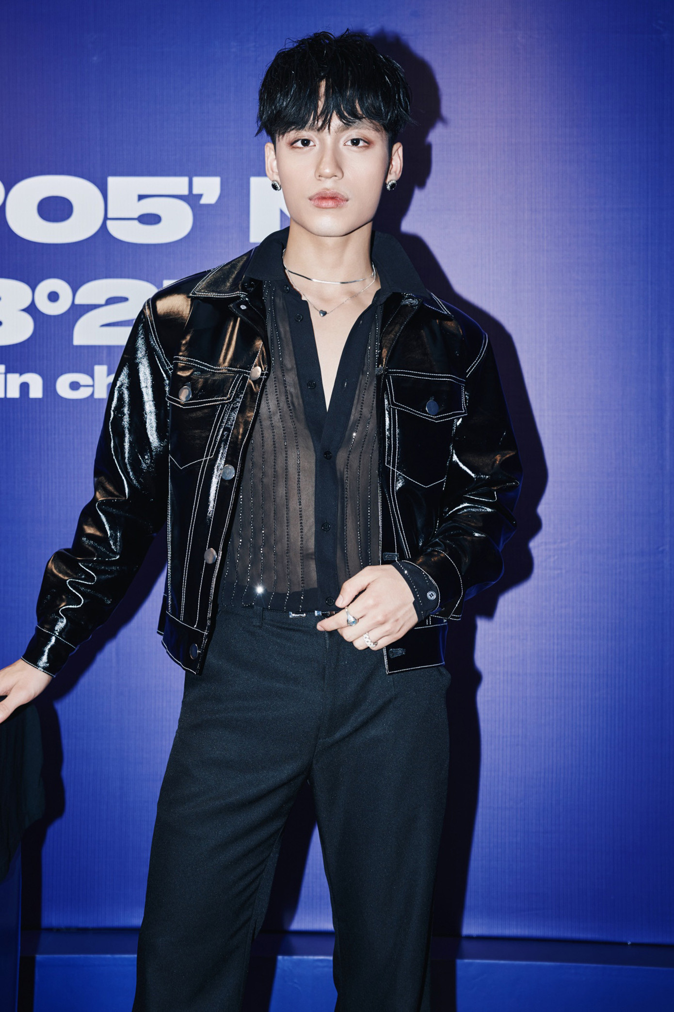 Nam ca sĩ nhiều lần được khen ngợi bởi những hành động tinh tế. Nam ca sĩ nhiều lần được khen ngợi bởi những hành động tinh tế.