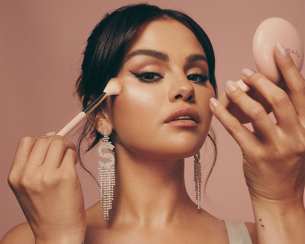 Selena Gomez đang "ăn nên làm ra" với Rare Beauty - thương hiệu mỹ phẩm do cô sáng lập. Selena Gomez đang "ăn nên làm ra" với Rare Beauty - thương hiệu mỹ phẩm do cô sáng lập.