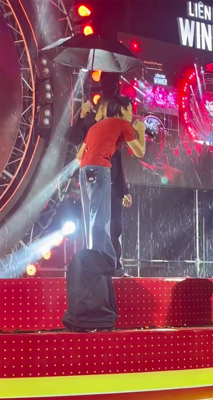 Khoảnh khắc mời người vệ sĩ vào trong và "quẩy" nhiệt tình dưới mưa của MONO.