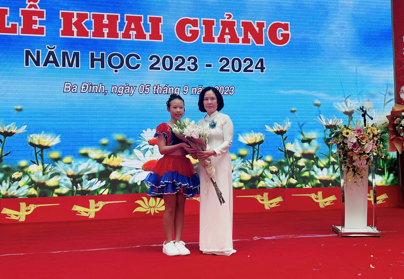 Đại diện học sinh tặng hoa tri ân thầy cô Ban giám hiệu. Đại diện học sinh tặng hoa tri ân thầy cô Ban giám hiệu.