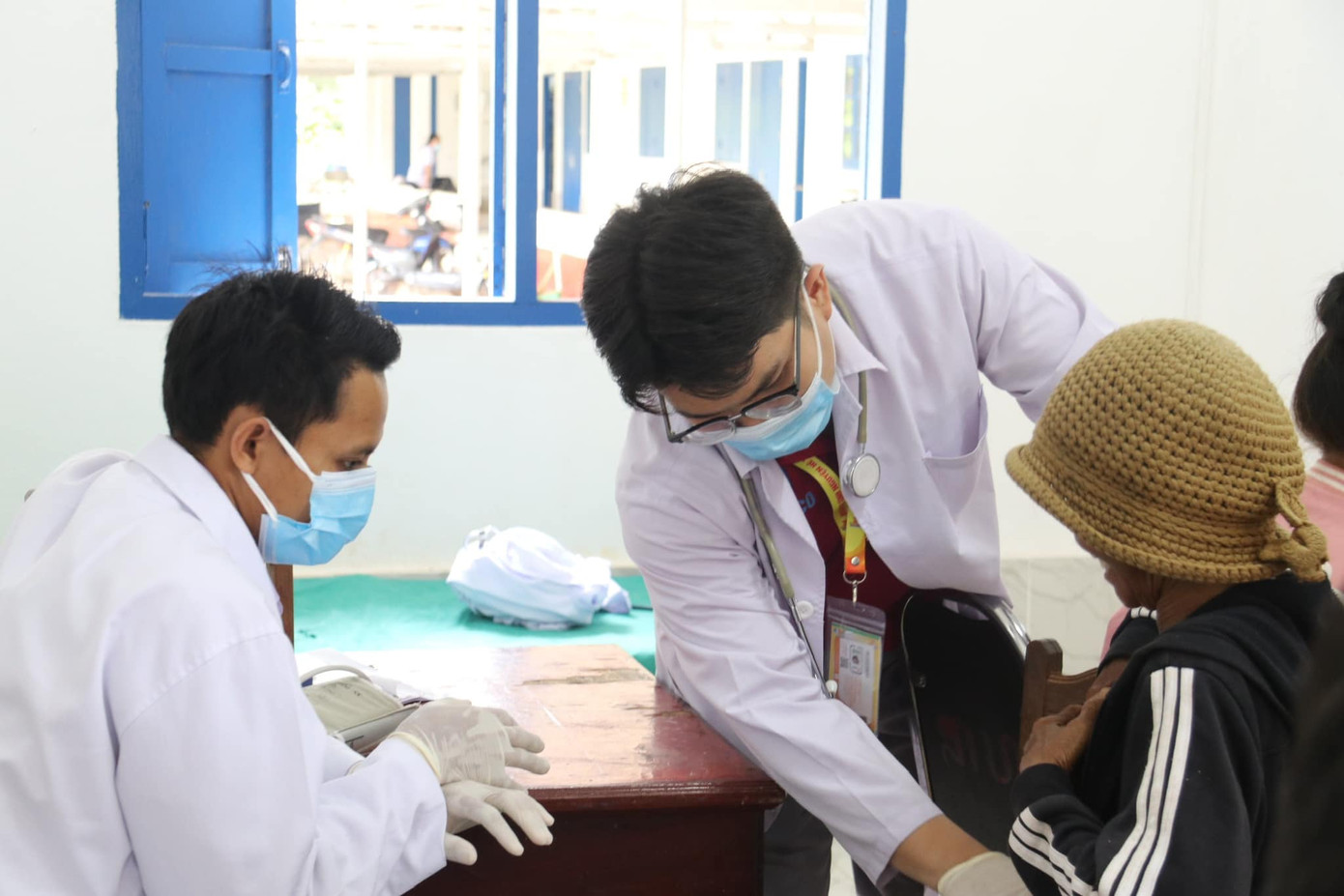 Khám bệnh và phát thuốc miễn phí cho người dân. Khám bệnh và phát thuốc miễn phí cho người dân.