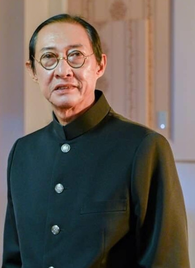 Dù cuộc sống gia đình không trọn vẹn nhưng sự nghiệp của ông lại rất đồ sộ. Dù cuộc sống gia đình không trọn vẹn nhưng sự nghiệp của ông lại rất đồ sộ.