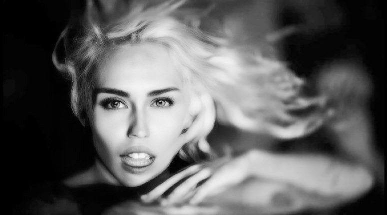 River là những dòng cảm xúc chân thành của Miley Cyrus hậu ly hôn.