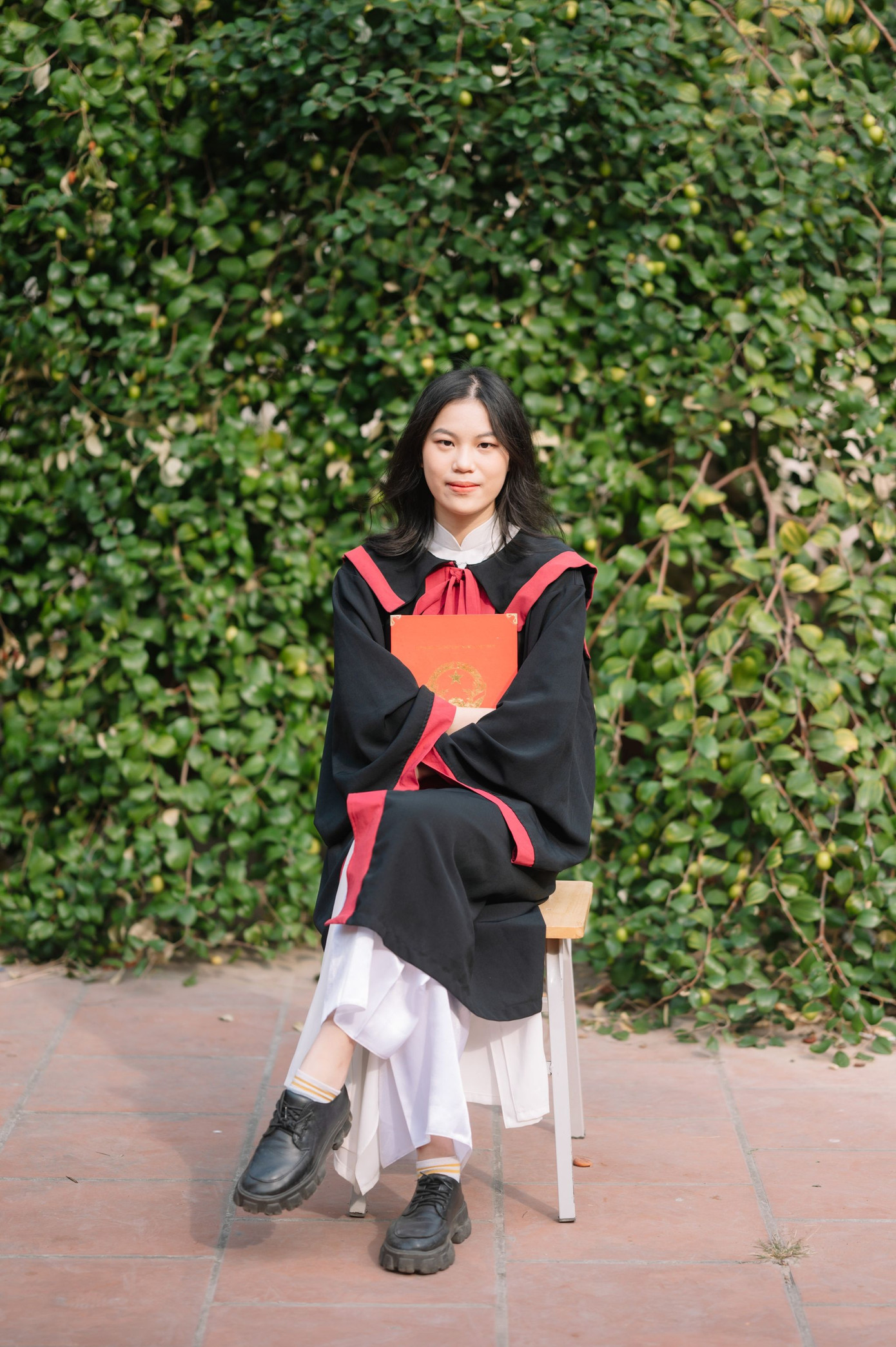 Minh Thư hồi hộp chờ đợi điểm chuẩn đại học 2023. Ảnh: NVCC