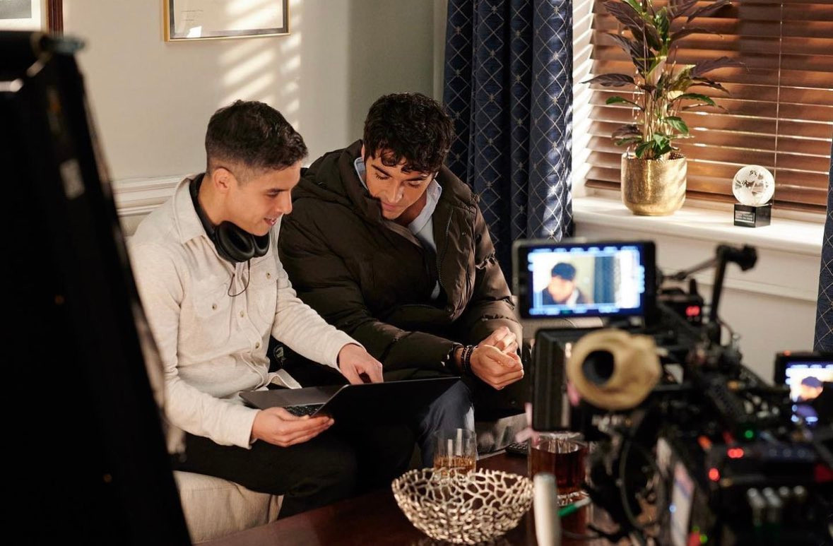 Đạo diễn Matthew Lopez trên trường quay của Red, White & Royal Blue. Đạo diễn Matthew Lopez trên trường quay của Red, White & Royal Blue.