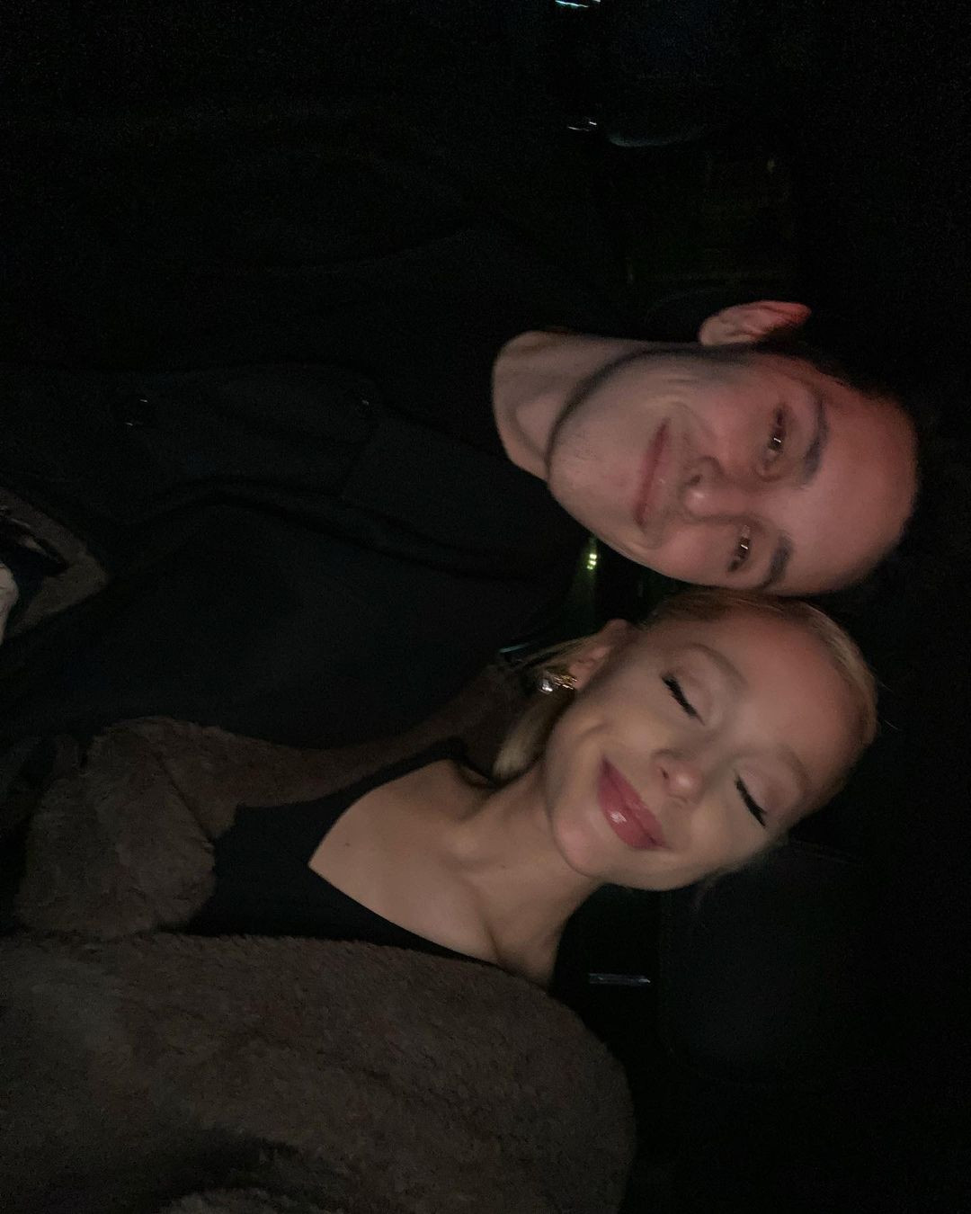 Ariana Grande và chồng dường như vẫn ngập tràn hạnh phúc ở thời điểm này.