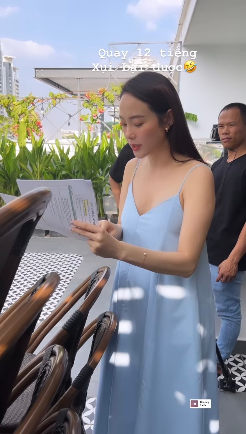 Dù lịch trình bận rộn nhưng Minh Hằng vẫn giữ phong thái tươi trẻ.