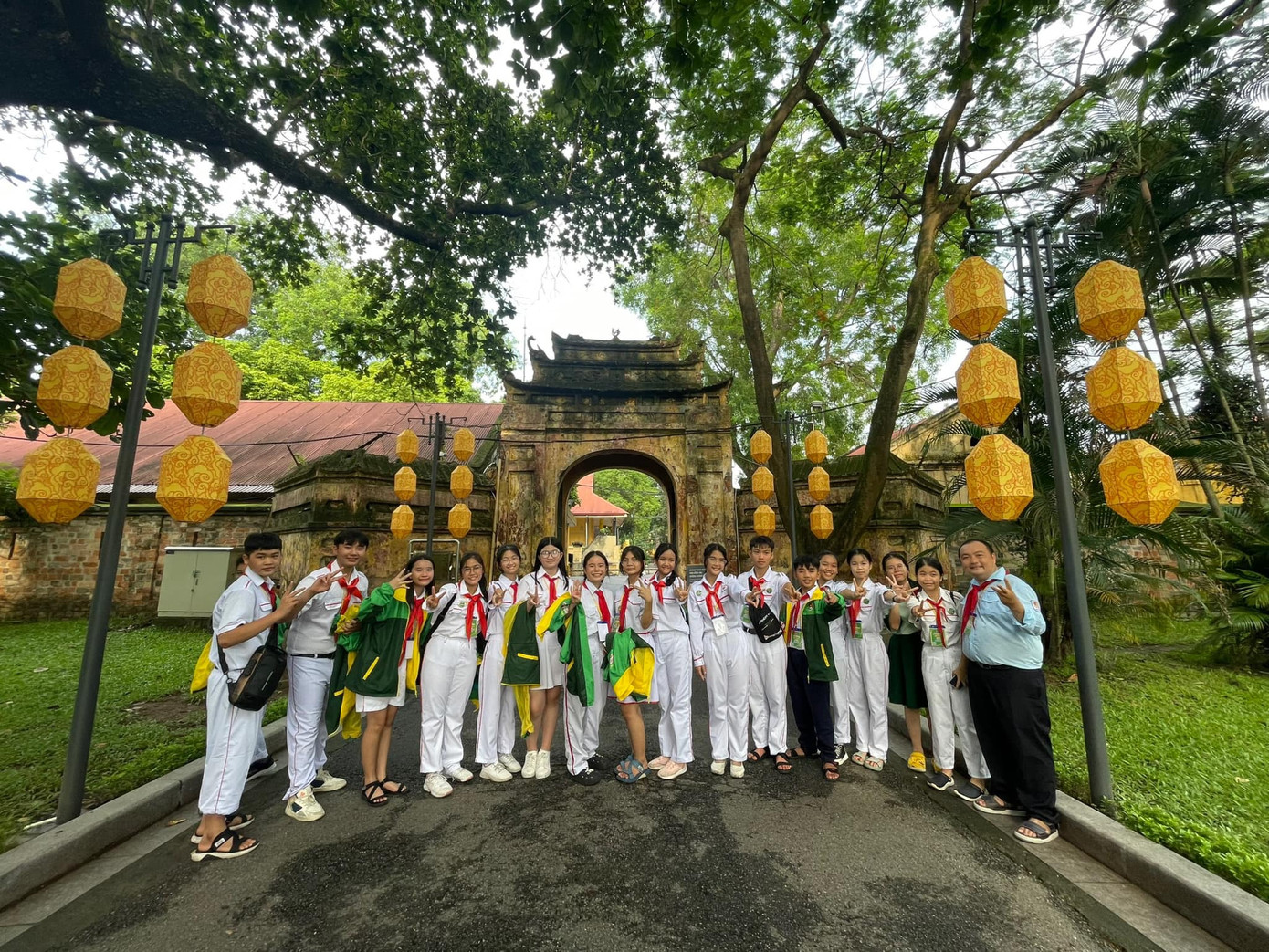 Tham quan Văn Miếu Quốc Tử Giám.