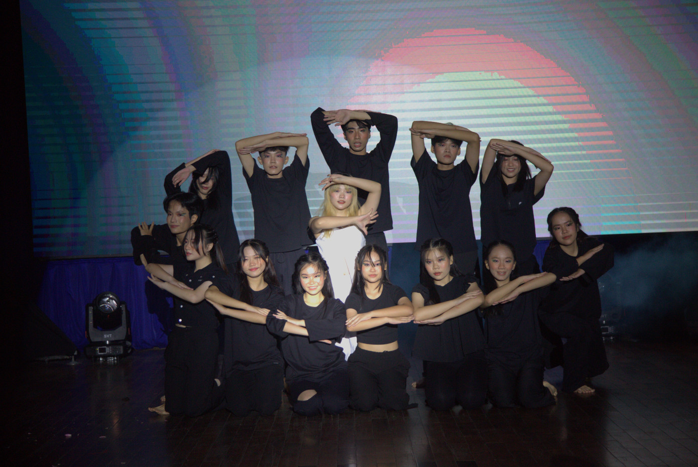 Nhóm The Lights (THPT Nguyễn Thị Minh Khai) khiến khán giả rùng mình với tiết mục thể hiện những vết sẹo tâm lý ở lứa tuổi vị thành niên.