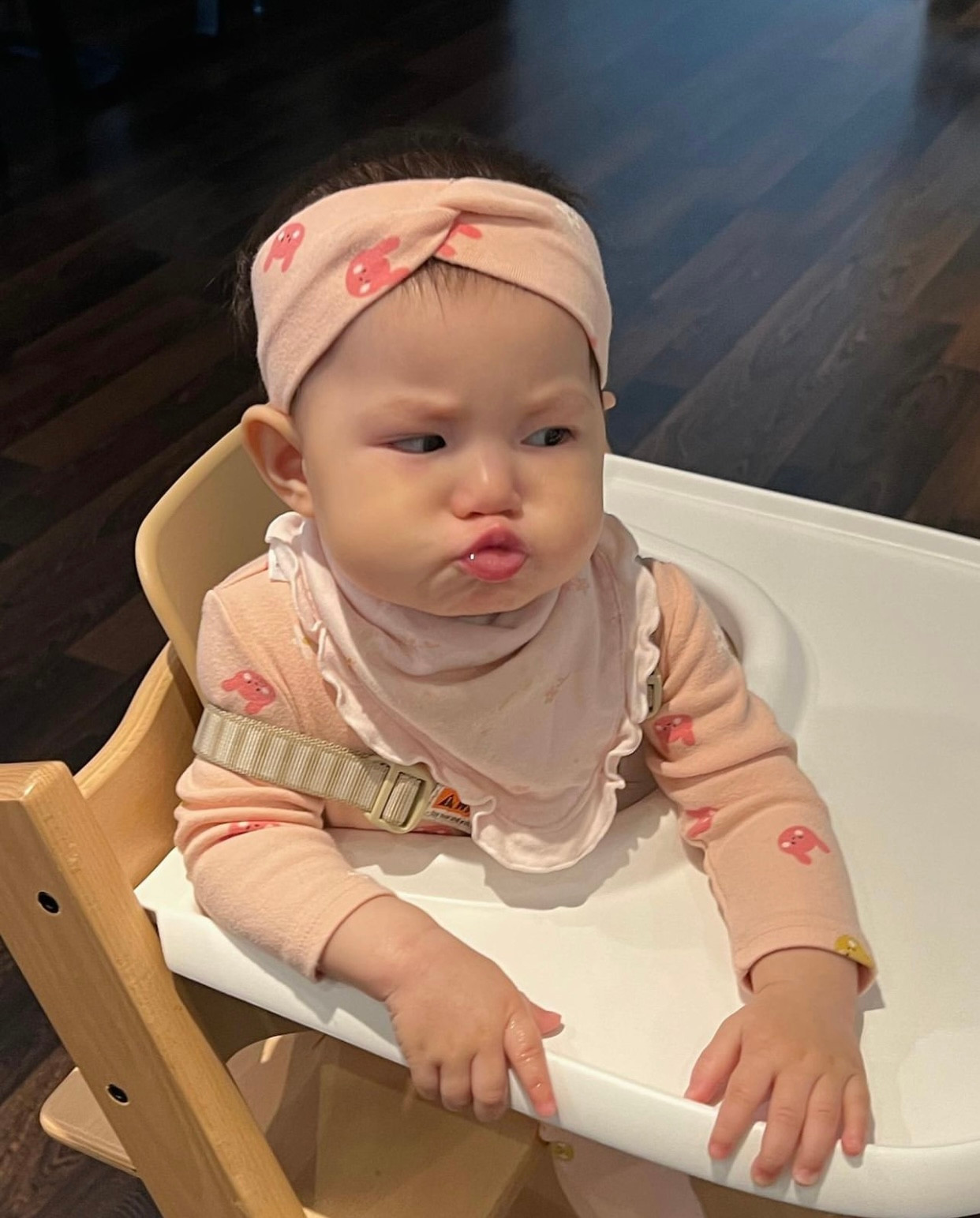 Con gái Salim được netizen vô cùng yêu thích bởi vẻ ngoài bụ bẫm, đáng yêu. Con gái Salim được netizen vô cùng yêu thích bởi vẻ ngoài bụ bẫm, đáng yêu.