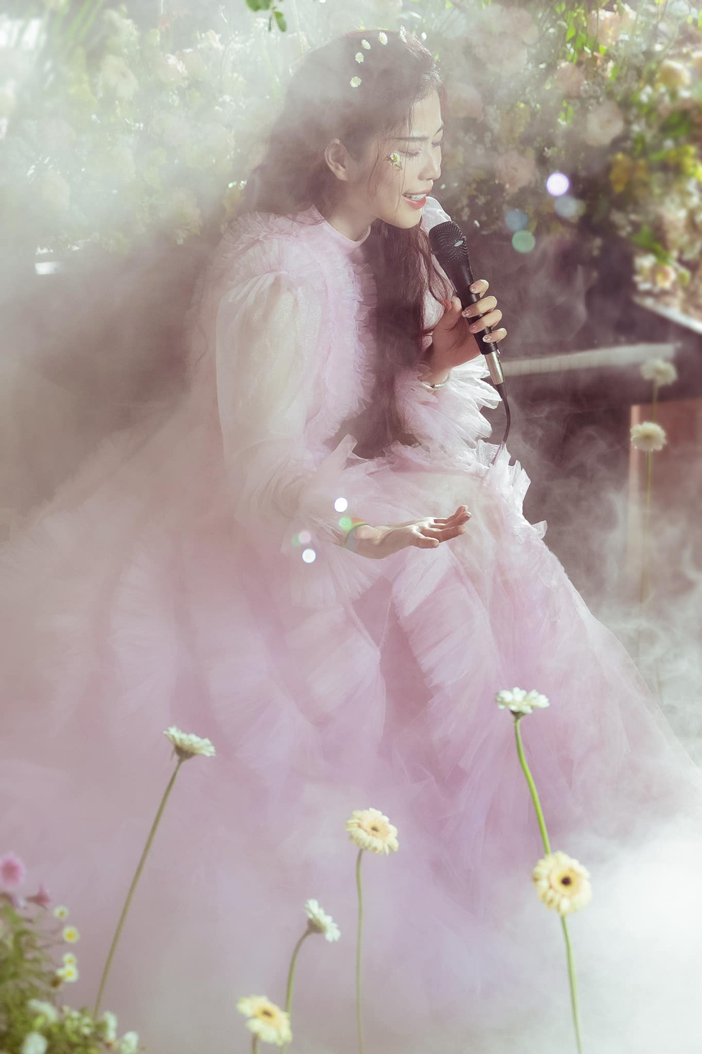 Tạo hình công chúa dịu dàng của Nam Em khiến fan không khỏi thương cảm. Tạo hình công chúa dịu dàng của Nam Em khiến fan không khỏi thương cảm.