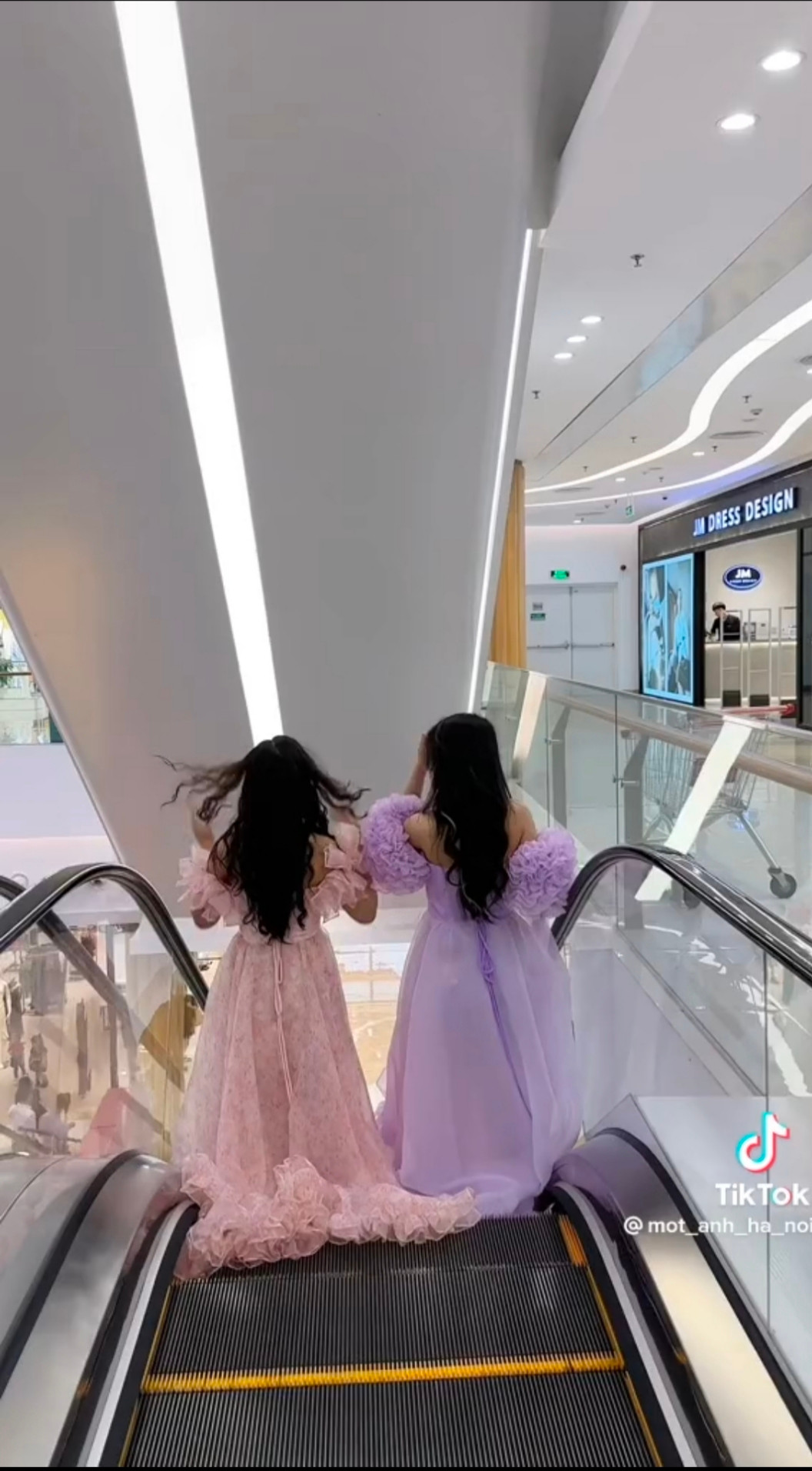 Chiếc váy có thể gây nguy hiểm nếu bị kẹt ở thang cuốn. Chiếc váy có thể gây nguy hiểm nếu bị kẹt ở thang cuốn.