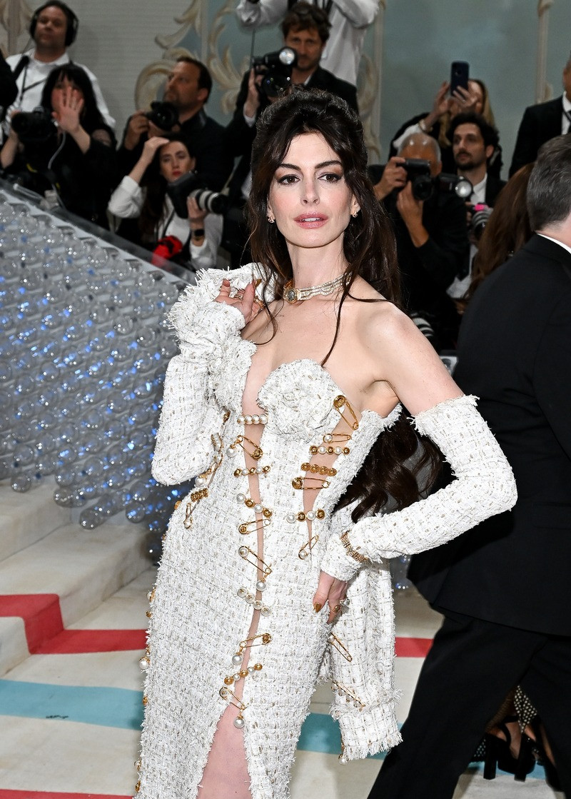 Anne Hathaway và khoảnh khắc huyền thoại trên thảm đỏ với chiếc váy bằng vải tweed trắng ôm sát cơ thể. Họa tiết hoa trà được đính trên ngực sang trọng như lời tri ân sâu sắc tới cố nhà thiết kế. Được biết, chiếc váy mất đến 450 giờ để hoàn thành. Anne Hathaway và khoảnh khắc huyền thoại trên thảm đỏ với chiếc váy bằng vải tweed trắng ôm sát cơ thể. Họa tiết hoa trà được đính trên ngực sang trọng như lời tri ân sâu sắc tới cố nhà thiết kế. Được biết, chiếc váy mất đến 450 giờ để hoàn thành.