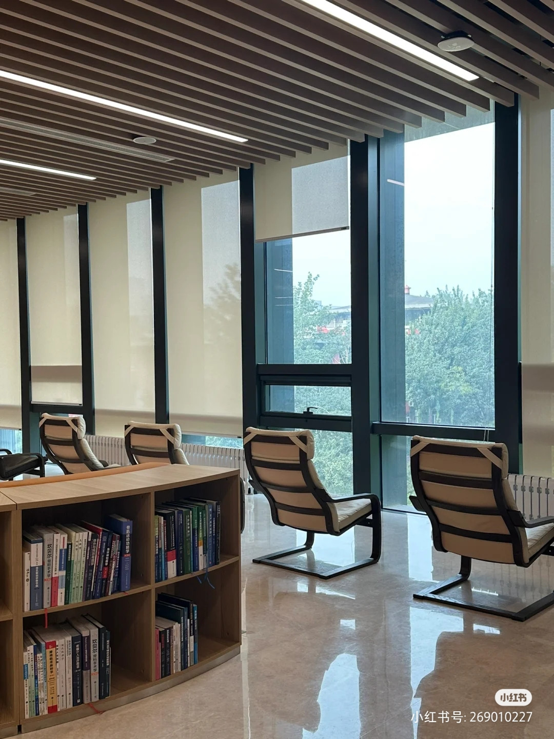 Với thiết kế màu trắng chủ đạo, từ kệ sách đến bàn ghế học bài cho sinh viên đều được sắp xếp ngay ngắn. Nguồn: Xiaohongshu Với thiết kế màu trắng chủ đạo, từ kệ sách đến bàn ghế học bài cho sinh viên đều được sắp xếp ngay ngắn. Nguồn: Xiaohongshu