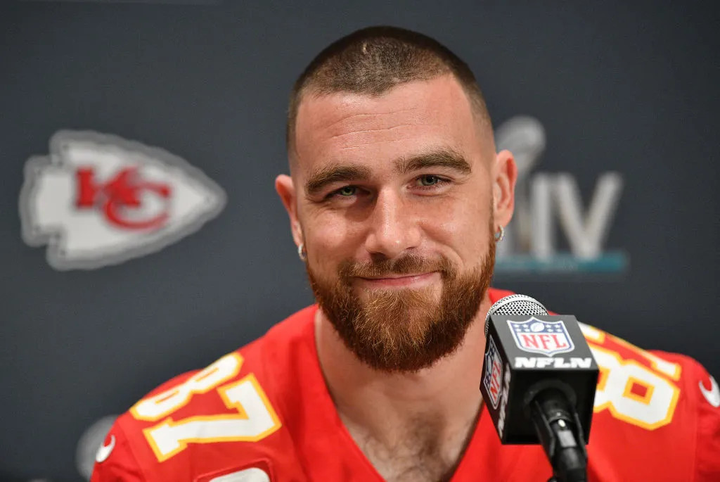 Travis Kelce đã trêu chọc cánh báo chí khi được hỏi về tin đồn hẹn hò rằng: “Chúng ta sẽ xem điều gì sẽ xảy ra trong tương lai gần.” Travis Kelce đã trêu chọc cánh báo chí khi được hỏi về tin đồn hẹn hò rằng: “Chúng ta sẽ xem điều gì sẽ xảy ra trong tương lai gần.”