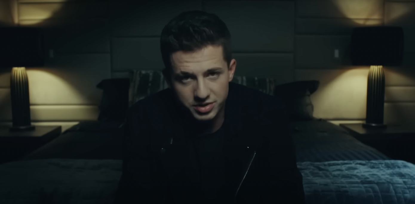 Địa điểm một cảnh quay của MV Attention giống với địa điểm trong MV của Selena Gomez. Địa điểm một cảnh quay của MV Attention giống với địa điểm trong MV của Selena Gomez.