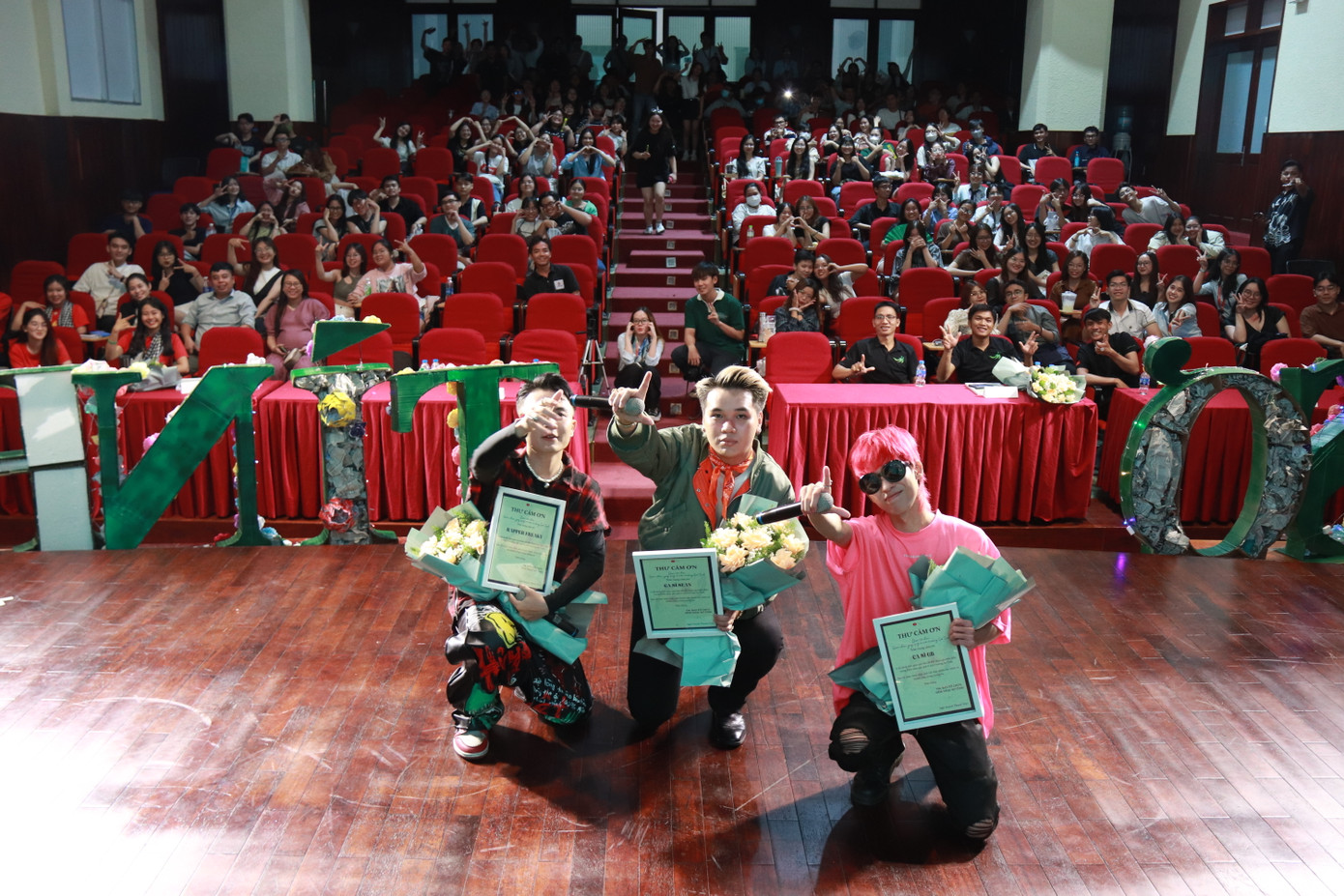 Bộ ba ca sĩ SEAN, ca sĩ GB và rapper Freaky cùng chụp hình với khán giả.