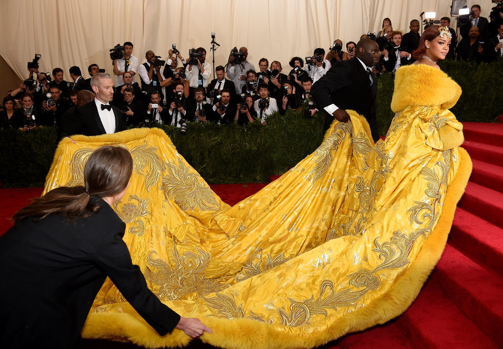 Cận cảnh bộ đầm vương giả của "nữ hoàng" Rihanna tại Met Gala 2015.