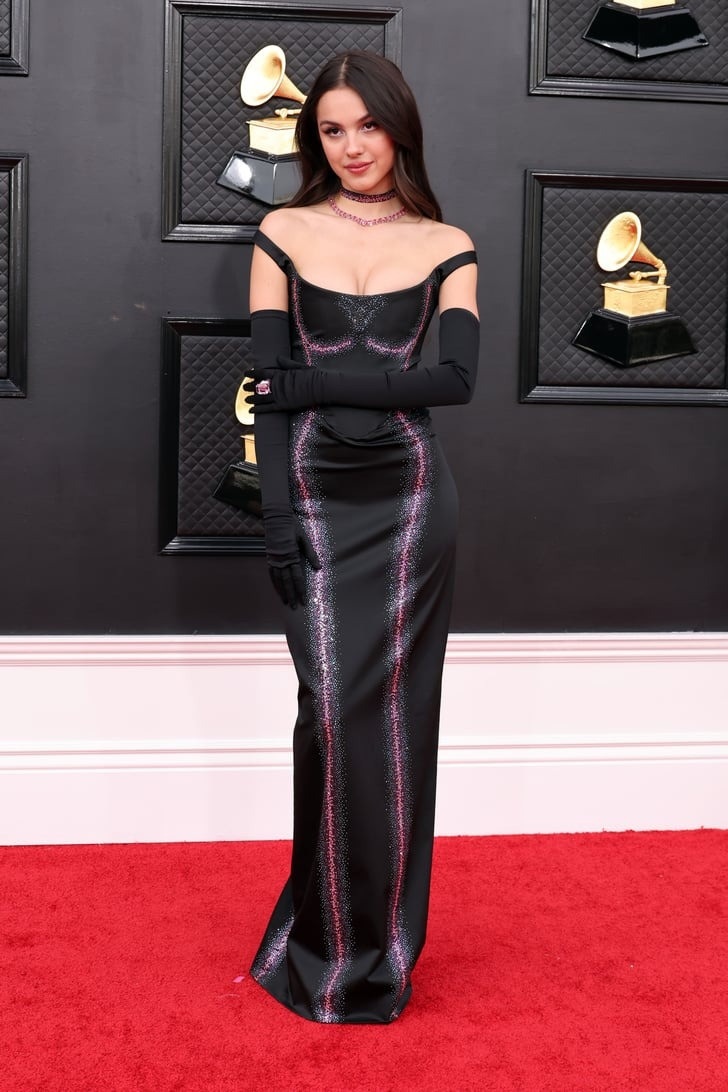 Xuất hiện trên thảm đỏ Grammys 2022, Olivia Rodrigo thanh lịch trong chiếc váy Vivienne Westwood. Găng tay là một lựa chọn thông minh giúp bộ cánh của nữ ca sĩ thêm thanh lịch. Xuất hiện trên thảm đỏ Grammys 2022, Olivia Rodrigo thanh lịch trong chiếc váy Vivienne Westwood. Găng tay là một lựa chọn thông minh giúp bộ cánh của nữ ca sĩ thêm thanh lịch.