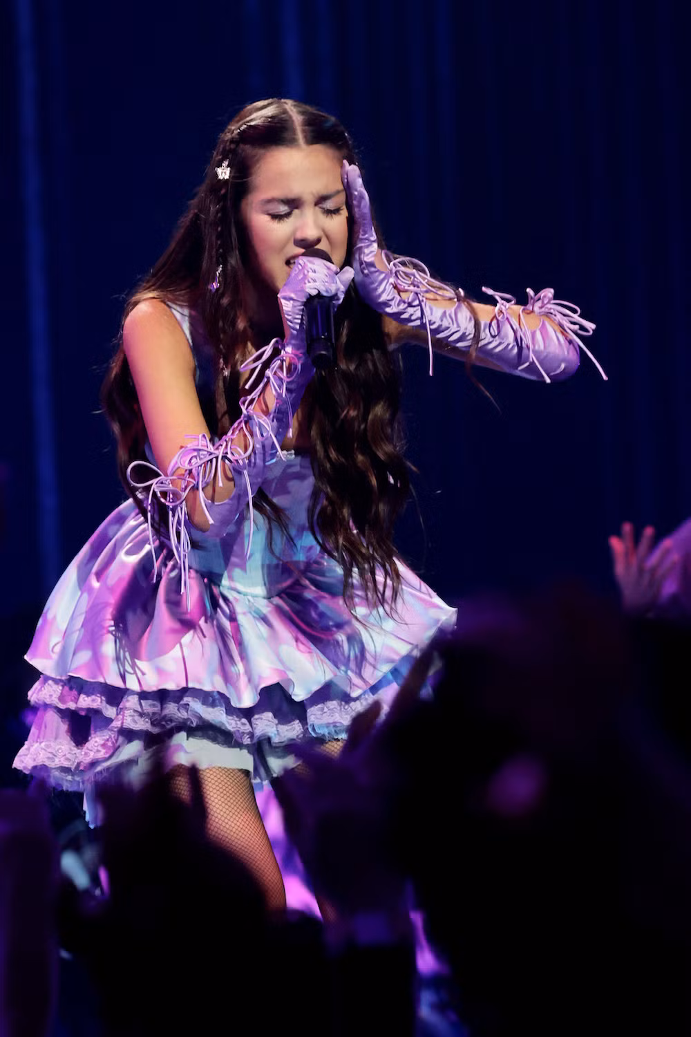Tại VMAs 2021, Olivia Rodrigo tạo ấn tượng mạnh cho khán giả khi biểu diễn good 4 u bằng bộ váy satin tông tím ngọt ngào kết hợp với găng tay thắt nơ. Tại VMAs 2021, Olivia Rodrigo tạo ấn tượng mạnh cho khán giả khi biểu diễn good 4 u bằng bộ váy satin tông tím ngọt ngào kết hợp với găng tay thắt nơ.