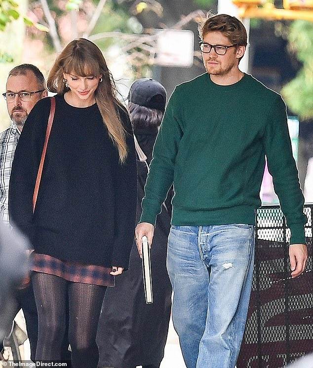Taylor Swift và Joe Alwyn lúc còn hẹn hò. Taylor Swift và Joe Alwyn lúc còn hẹn hò.